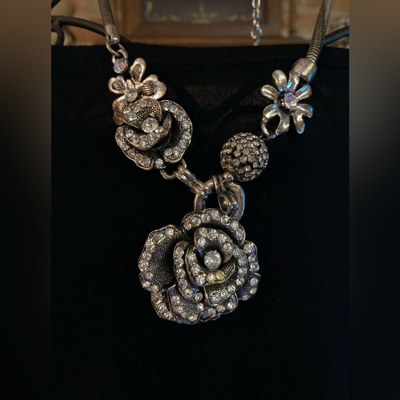 Rhinestones Set In Silver Tone Floral Designs Necklace - Picture 2 of 3